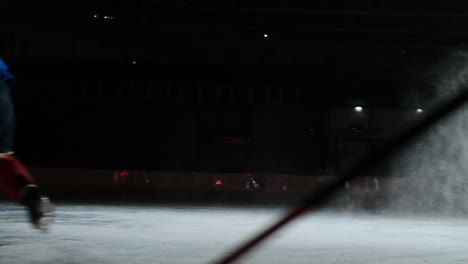 Der-Professionelle-Eishockey-Stürmer-Schlägt-Den-Verteidiger-Technisch-Und-Geht-Schnell-Zum-Eishockey-Tor.